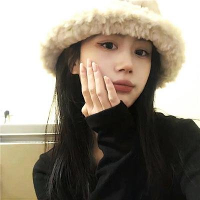 她埋在月光下